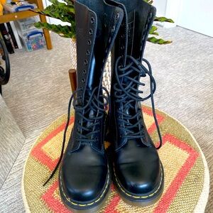 Dr. Martens lace up mid calf combat boots 🖤 - like new!
